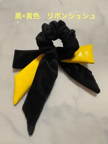 리본 스크런치 블랙과 옐로우 컬러 미세스 바벨탑 A