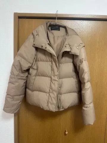 베이지 다운 자켓 후드 부착
