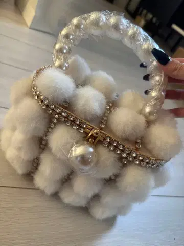 퍼와 펄 장식 핸드백