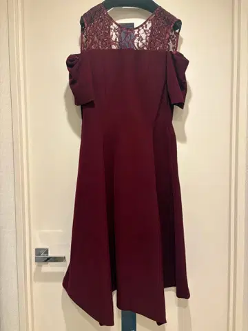 엘레강트한 버건디 오프숄더 드레스