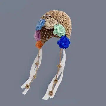 크로셰 뜨개질의 컬러풀한 핸드메이드 니트 캡 모자