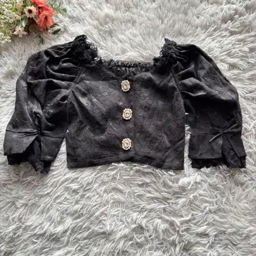 Swankiss 퍼프 슬리브 블라우스 [ F ] 블랙 레이스 비쥬 리본