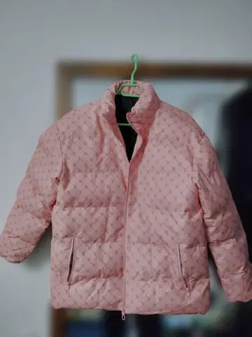 핑크 다운 자켓 로고 패턴