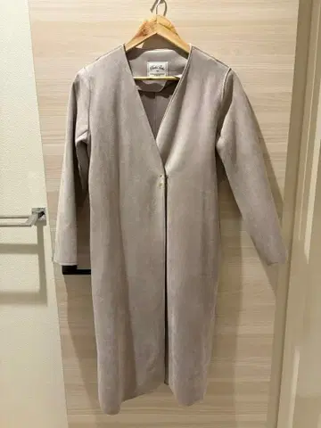 Perle Peche 베이지 스웨이드 롱 코트