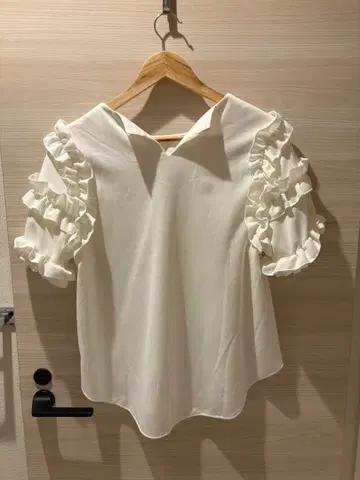 프릴 달린 화이트 V넥 셔츠