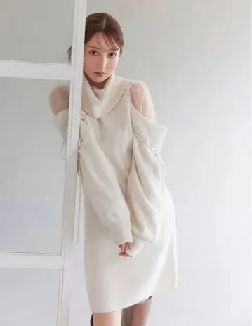 SNIDEL 시스루 숄더 미니 니트 원피스