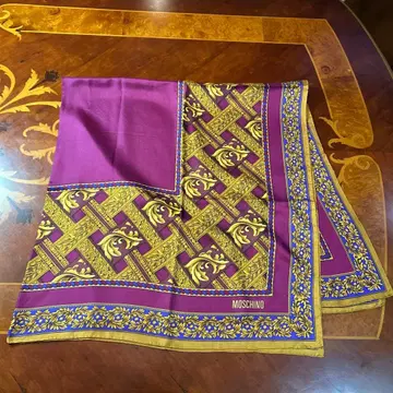 모스키노, 보르도 컬러의 럭셔리 스카프.