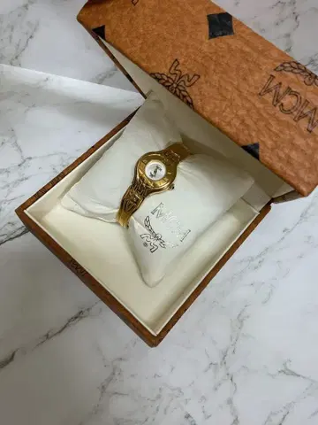 MCM 골드 손목시계 박스 포함