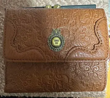 ANNA SUI 엠보싱 가공 접이식 지갑