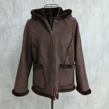 브라운 후드 부착 무스탕 코트