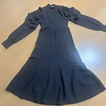 머큐리 듀오 다크 그레이 프릴 소매 니트 원피스 S