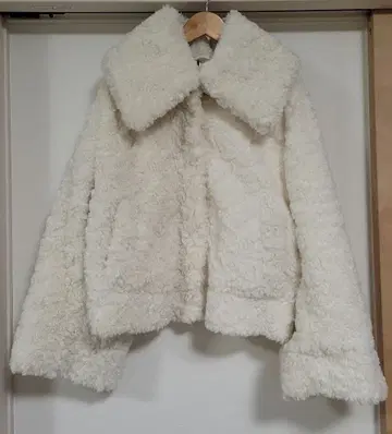 H&M 화이트 보아 자켓 M 사이즈