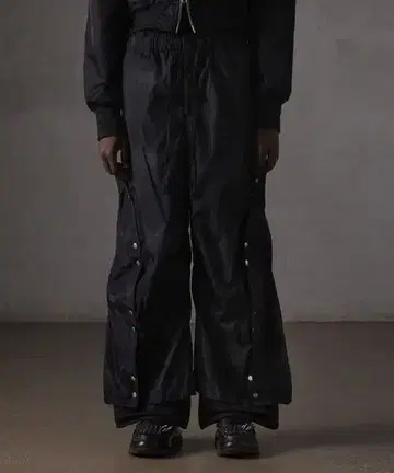 Grancy 버튼 레이어드 디자인 나일론 팬츠 블랙