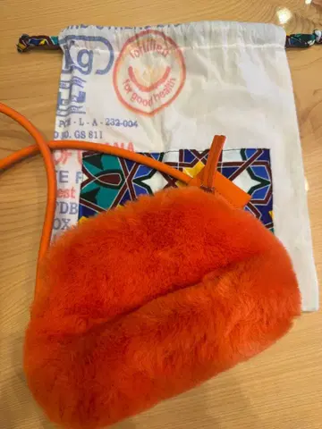 오렌지 퍼 숄더백