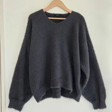 COMME CA ISM 복슬복슬 V넥 니트 차콜 그레이