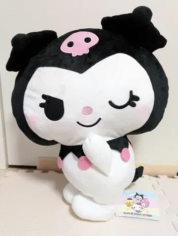 산리오 비추 슈퍼 라지 봉제 인형 쿠로미 뒤돌아보기 포즈 프라이스