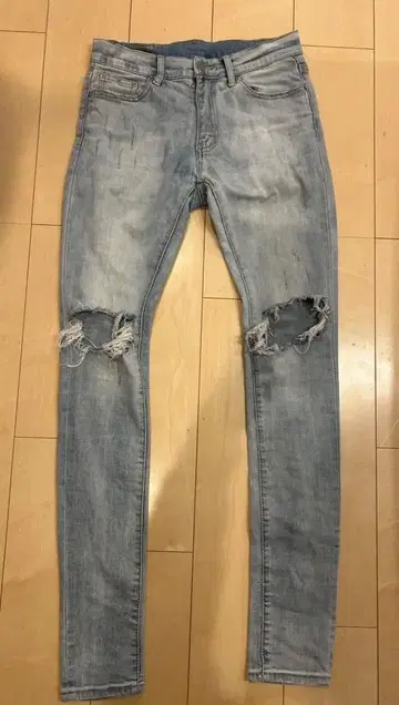 라이트 블루 스키니 데님 무릎 데미지