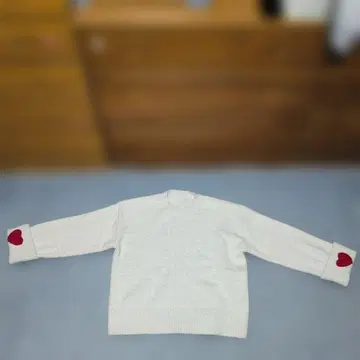 하트 자수 크림색 스웨터