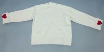 하트 자수 크림색 스웨터