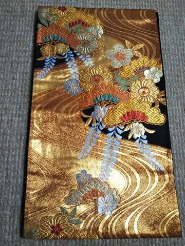 화려한 골드 컬러의 후쿠로 오비