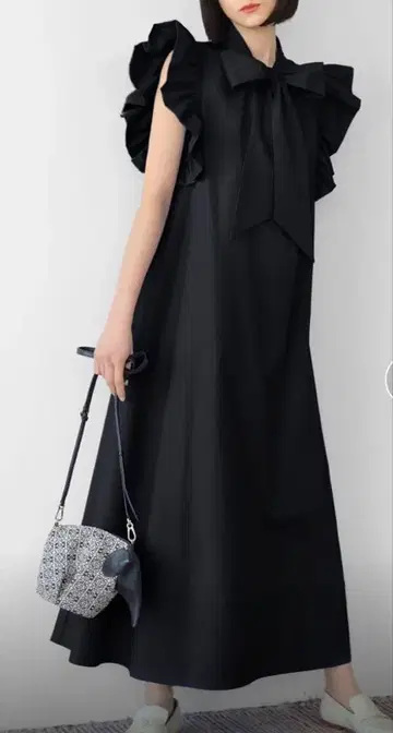 프릴 리본 포함 블랙 맥시 원피스