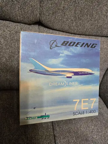 Blue Box 1/400 Boeing 7E7 DREAM LINER