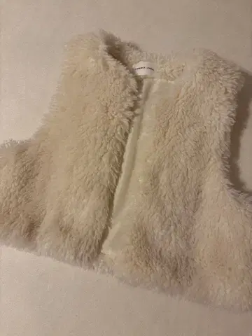 카프리슈 레마쥬의 컬리 퍼 베스트