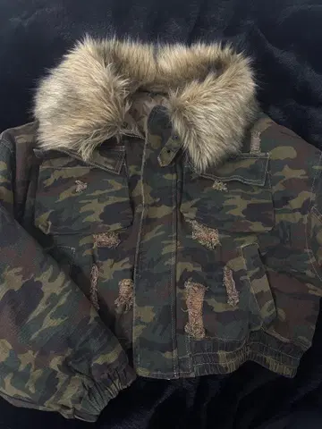 카모플라쥬 퍼 포함 크롭 자켓