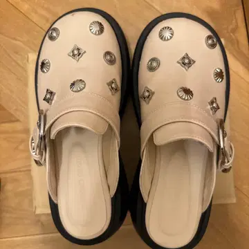 로데오 크라운 메탈 스터드 베이지 클로그 샌들