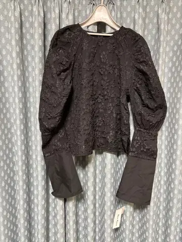 꽃무늬 레이스 퍼프 슬리브 상의