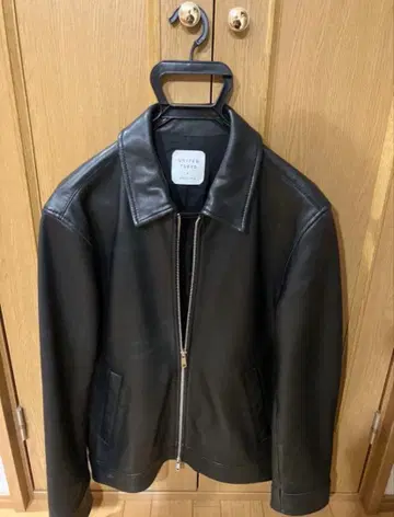 블랙 가죽 아우터 지퍼 포함