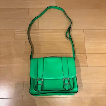 그린 플랩 숄더백 Embellish