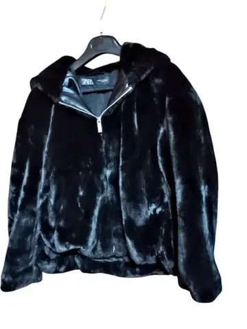 ZARA 블랙 인조 모피 후드 부착 점퍼