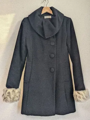 블랙 퍼 달린 롱 코트