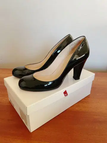 SEVEN TWELVE THIRTY 에나멜 블랙 플레인 펌프스 8cm 힐