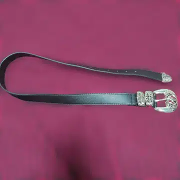 장식 버클의 블랙 가죽 벨트