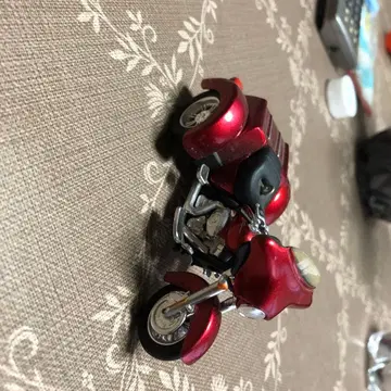 메탈릭 레드 트라이크 모델