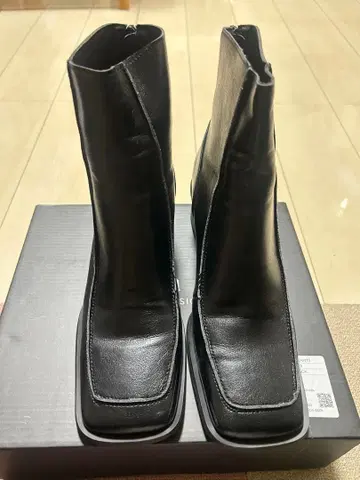 블랙 가죽 지퍼 부츠 중간 굽