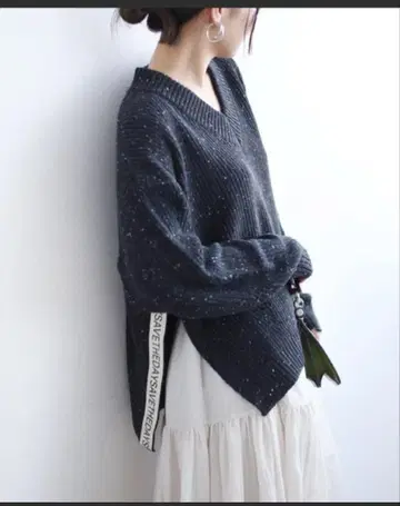 에이미 로우 로고 테이프 V넥 니트