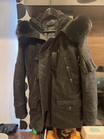 1 piu 1 uguale 3 모즈 코트 다크 그레이