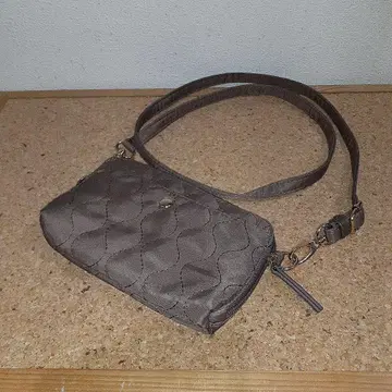 브라운 계열 퀼팅 미니 숄더백