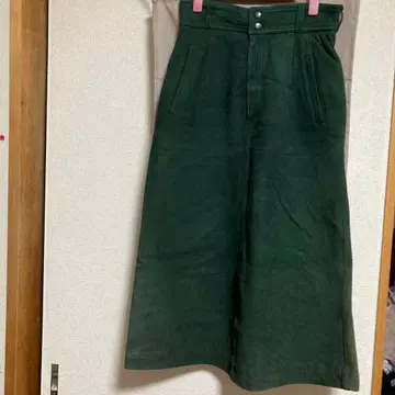 다크 그린 타이트 스커트 전후 포켓 부착