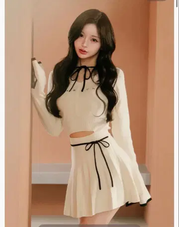 허리 오픈 리본 디자인 니트 미니 원피스