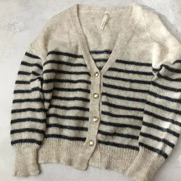 새상품급 아이마사이 모헤어 보더 가디건 복슬복슬 골드 버튼 베이지