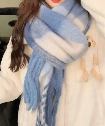 파랑과 화이트 체크 무늬 프린지 머플러