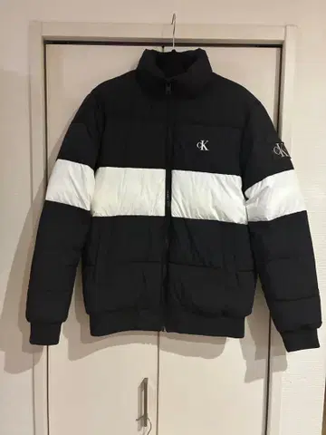 Calvin Klein Jeans 다운 자켓 블랙/화이트
