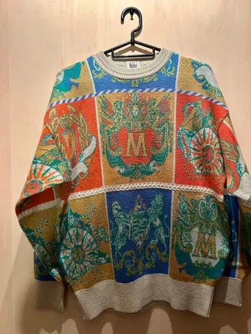 Modigliani 모딜리아니 다색 엠블럼 패턴 니트 스웨터