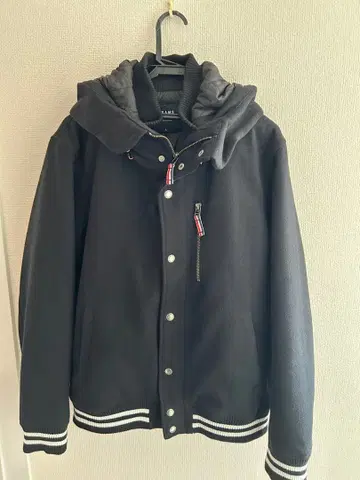 빔즈 후드 부착 블랙 바시티 자켓