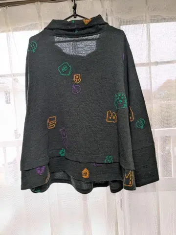 후드 부착 컬러풀 자수 상의