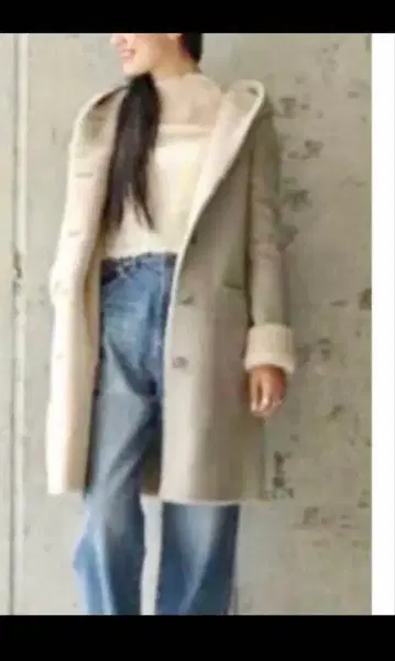 베이지 후드 부착 리얼 무스탕 코트